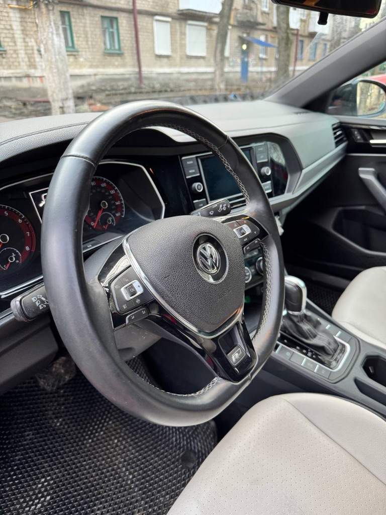 ✅ Vw jetta 7 r-line
✅ 2019 Года выпуска
✅ Пробег 50 тыс. Км.
✅ 1,4 Tsi, 8-ми ст. Акпп

Автомобиль в идеальном состоянии.
Полностью обслужен. Вложений никаких не требует от слова совсем! Был пригнан в 2023 году. Я собственник. Летом 2024 года поставил усиленный аккумулятор. В сентябре 2024 года, отполирована, и нанесена керамика.
Покрашены диски в черный мат. Салон нового автомобиля! Масло лил vag 0w-20.

Предмаксимальная комплектация: двух-зонный климат контроль, круиз контроль, датчики слепых зон, кожаный салон, черный потолок, подогрев сидений (передних, задних) и руля, камера заднего вида, система предотвращения столкновения, подсветка при воротах, электо-люк, мультимедиа composition media mib2, (8 динамиков), мультируль,
Led-оптика.
Панорама.
Бесключевой доступ, кнопка старт/стоп, автозапуск с ключа, электро-ручник, auto hold.

Диски r-17 с двумя комплектами новой резины (зима, лето) 205/55.

Готов к любым проверкам за ваш счет.
Приезжайте смотрите.

Полное переоформление в мрэо.
Цена: 2.240 🍋 хороший торг возле капота!

Осмотр г. Харцызск
По всем вопросам:
📞+79495312545 Либо в лс. - фотография - 10