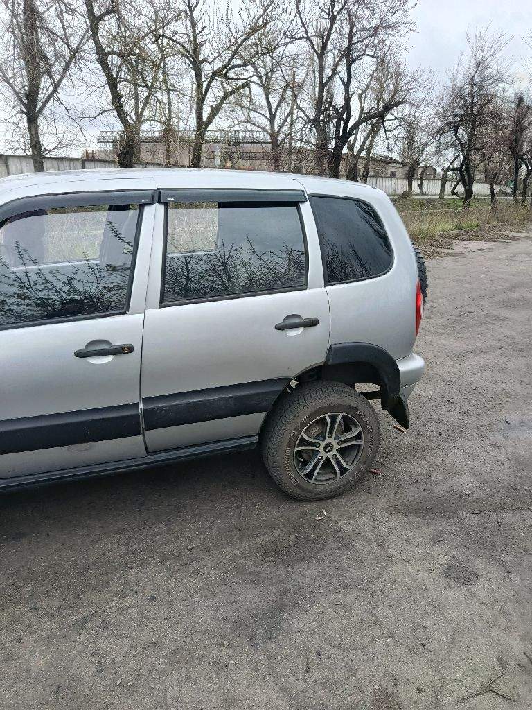 Продам нива chevrolet 2004 г выпуска на полном ходу, сел поехал. Без гнили и рыжиков, пробег 220 т. На местном учете, звоните в любое время. Цена 390тыс. Тел. +79493918856 - фотография - 16