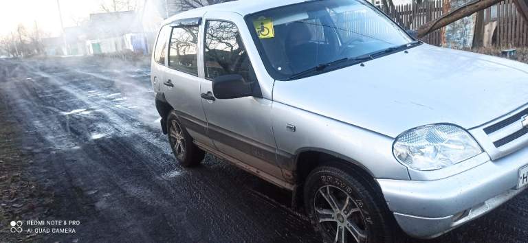 Продам нива chevrolet 2004 г выпуска на полном ходу, сел поехал. Без гнили и рыжиков, пробег 220 т. На местном учете, звоните в любое время. Цена 390тыс. Тел. +79493918856 - фотография - 2