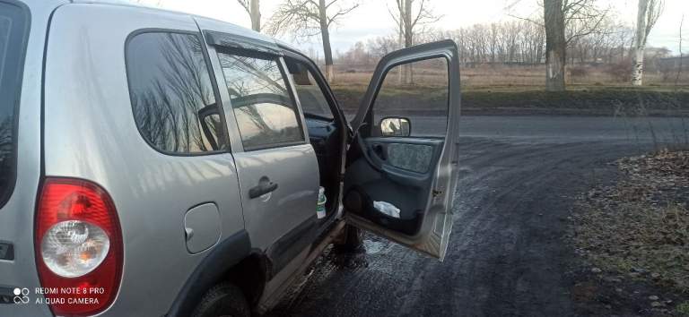 Продам нива chevrolet 2004 г выпуска на полном ходу, сел поехал. Без гнили и рыжиков, пробег 220 т. На местном учете, звоните в любое время. Цена 390тыс. Тел. +79493918856 - фотография - 6
