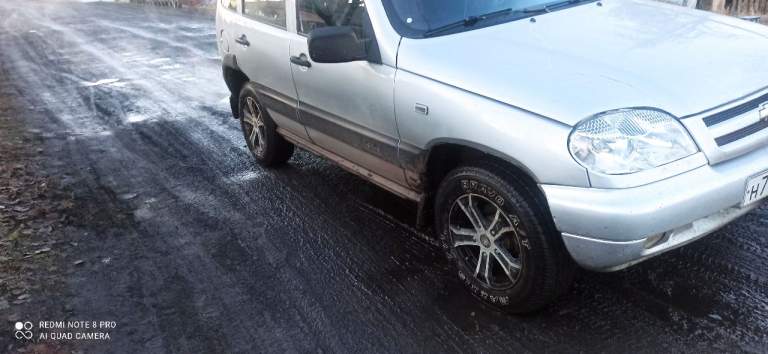 Продам нива chevrolet 2004 г выпуска на полном ходу, сел поехал. Без гнили и рыжиков, пробег 220 т. На местном учете, звоните в любое время. Цена 390тыс. Тел. +79493918856 - фотография - 1
