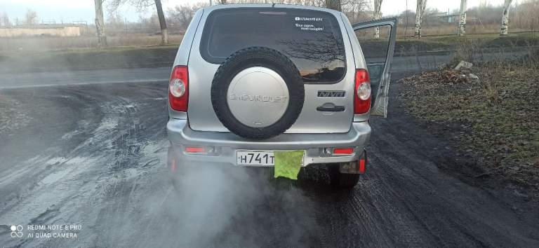 Продам нива chevrolet 2004 г выпуска на полном ходу, сел поехал. Без гнили и рыжиков, пробег 220 т. На местном учете, звоните в любое время. Цена 390тыс. Тел. +79493918856 - фотография - 8