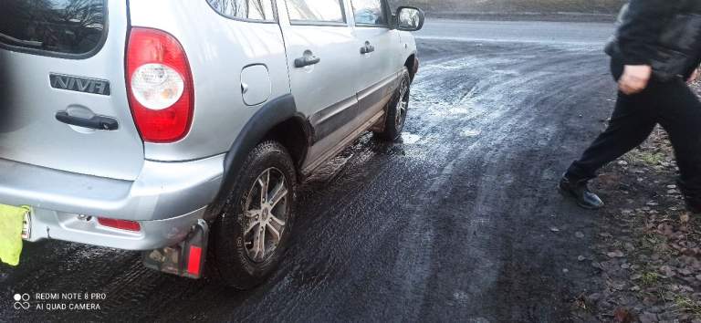 Продам нива chevrolet 2004 г выпуска на полном ходу, сел поехал. Без гнили и рыжиков, пробег 220 т. На местном учете, звоните в любое время. Цена 390тыс. Тел. +79493918856 - фотография - 5