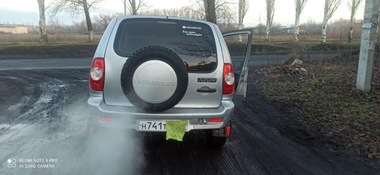 Продам нива chevrolet 2004 г выпуска на полном ходу, сел поехал. Без гнили и рыжиков, пробег 220 т. На местном учете, звоните в любое время. Цена 390тыс. Тел. +79493918856 - фотография - 7