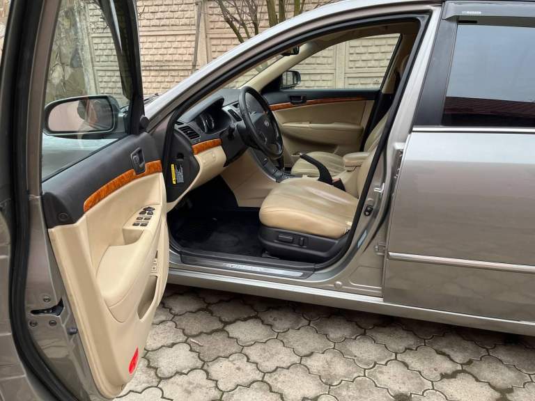Hyundai sonata 2.4
Пробег: 197000 км
Коробка передач: автоматическая
Объём двигателя: 2359 см3
Отличный автомобиль, не требующий вложений.
Автомобиль в максимальной комплектации, кожаный песочный салон в отличном состоянии, климат-контроль, электрорегулировка сидений, качественная музыка и т. Д.
В комплекте зимняя и летня резина, зимние и летние коврики.
На авто установлен новый (не контрактный) двигатель (официально зарегистрирован) на 191000 пробега, на старом двигателе провернуло один вкладыш в остальном он в идеальном состоянии также отдам вместе с авто.
Ходовая перебрана все расходники заменены, масло в коробке как и в двигателе полностью заменено на 191000 и повторно в двигателе на 192000 после обкатки.
Коробка работает идеально, без толчков пинков и посторонних шумов.
Машина последние 8 лет была в одной семье, до этого с 14 по 16 год стояла без эксплуатации в гараже.
Кузов в родной краске за исключением задних крыльев, дно в антикоррозийной обработке. В общем авто великолепное, продажа связана с приобретением нового автомобиля.
+79499474902 - фотография - 10