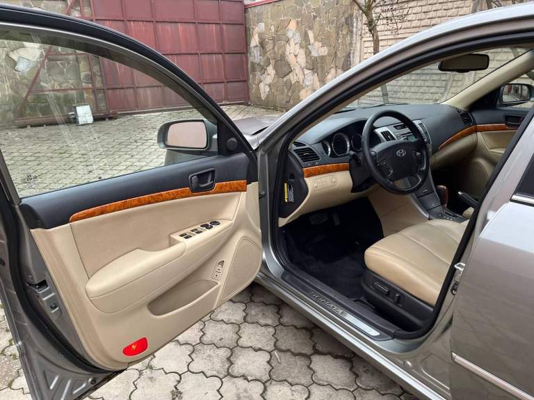 Hyundai sonata 2.4
Пробег: 197000 км
Коробка передач: автоматическая
Объём двигателя: 2359 см3
Отличный автомобиль, не требующий вложений.
Автомобиль в максимальной комплектации, кожаный песочный салон в отличном состоянии, климат-контроль, электрорегулировка сидений, качественная музыка и т. Д.
В комплекте зимняя и летня резина, зимние и летние коврики.
На авто установлен новый (не контрактный) двигатель (официально зарегистрирован) на 191000 пробега, на старом двигателе провернуло один вкладыш в остальном он в идеальном состоянии также отдам вместе с авто.
Ходовая перебрана все расходники заменены, масло в коробке как и в двигателе полностью заменено на 191000 и повторно в двигателе на 192000 после обкатки.
Коробка работает идеально, без толчков пинков и посторонних шумов.
Машина последние 8 лет была в одной семье, до этого с 14 по 16 год стояла без эксплуатации в гараже.
Кузов в родной краске за исключением задних крыльев, дно в антикоррозийной обработке. В общем авто великолепное, продажа связана с приобретением нового автомобиля.
+79499474902 - фотография - 9