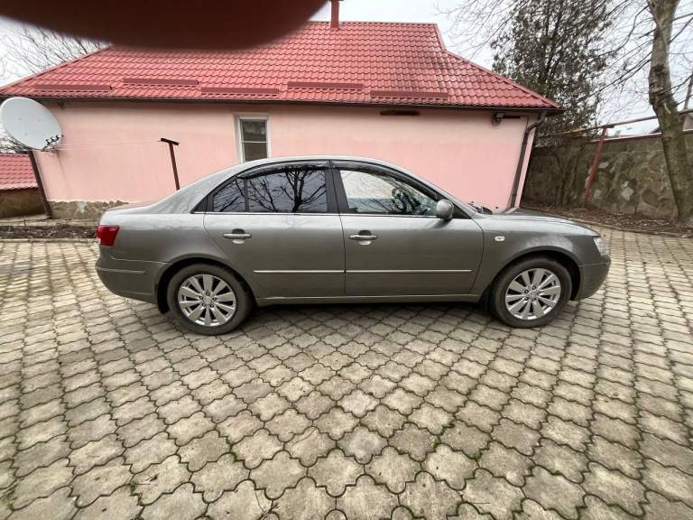 Hyundai sonata 2.4
Пробег: 197000 км
Коробка передач: автоматическая
Объём двигателя: 2359 см3
Отличный автомобиль, не требующий вложений.
Автомобиль в максимальной комплектации, кожаный песочный салон в отличном состоянии, климат-контроль, электрорегулировка сидений, качественная музыка и т. Д.
В комплекте зимняя и летня резина, зимние и летние коврики.
На авто установлен новый (не контрактный) двигатель (официально зарегистрирован) на 191000 пробега, на старом двигателе провернуло один вкладыш в остальном он в идеальном состоянии также отдам вместе с авто.
Ходовая перебрана все расходники заменены, масло в коробке как и в двигателе полностью заменено на 191000 и повторно в двигателе на 192000 после обкатки.
Коробка работает идеально, без толчков пинков и посторонних шумов.
Машина последние 8 лет была в одной семье, до этого с 14 по 16 год стояла без эксплуатации в гараже.
Кузов в родной краске за исключением задних крыльев, дно в антикоррозийной обработке. В общем авто великолепное, продажа связана с приобретением нового автомобиля.
+79499474902 - фотография - 24