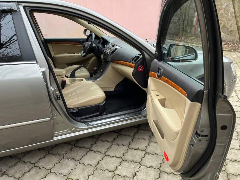Hyundai sonata 2.4
Пробег: 197000 км
Коробка передач: автоматическая
Объём двигателя: 2359 см3
Отличный автомобиль, не требующий вложений.
Автомобиль в максимальной комплектации, кожаный песочный салон в отличном состоянии, климат-контроль, электрорегулировка сидений, качественная музыка и т. Д.
В комплекте зимняя и летня резина, зимние и летние коврики.
На авто установлен новый (не контрактный) двигатель (официально зарегистрирован) на 191000 пробега, на старом двигателе провернуло один вкладыш в остальном он в идеальном состоянии также отдам вместе с авто.
Ходовая перебрана все расходники заменены, масло в коробке как и в двигателе полностью заменено на 191000 и повторно в двигателе на 192000 после обкатки.
Коробка работает идеально, без толчков пинков и посторонних шумов.
Машина последние 8 лет была в одной семье, до этого с 14 по 16 год стояла без эксплуатации в гараже.
Кузов в родной краске за исключением задних крыльев, дно в антикоррозийной обработке. В общем авто великолепное, продажа связана с приобретением нового автомобиля.
+79499474902 - фотография - 14