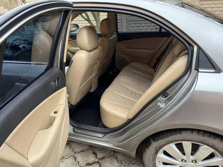 Hyundai sonata 2.4
Пробег: 197000 км
Коробка передач: автоматическая
Объём двигателя: 2359 см3
Отличный автомобиль, не требующий вложений.
Автомобиль в максимальной комплектации, кожаный песочный салон в отличном состоянии, климат-контроль, электрорегулировка сидений, качественная музыка и т. Д.
В комплекте зимняя и летня резина, зимние и летние коврики.
На авто установлен новый (не контрактный) двигатель (официально зарегистрирован) на 191000 пробега, на старом двигателе провернуло один вкладыш в остальном он в идеальном состоянии также отдам вместе с авто.
Ходовая перебрана все расходники заменены, масло в коробке как и в двигателе полностью заменено на 191000 и повторно в двигателе на 192000 после обкатки.
Коробка работает идеально, без толчков пинков и посторонних шумов.
Машина последние 8 лет была в одной семье, до этого с 14 по 16 год стояла без эксплуатации в гараже.
Кузов в родной краске за исключением задних крыльев, дно в антикоррозийной обработке. В общем авто великолепное, продажа связана с приобретением нового автомобиля.
+79499474902 - фотография - 16