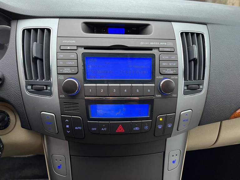 Hyundai sonata 2.4
Пробег: 197000 км
Коробка передач: автоматическая
Объём двигателя: 2359 см3
Отличный автомобиль, не требующий вложений.
Автомобиль в максимальной комплектации, кожаный песочный салон в отличном состоянии, климат-контроль, электрорегулировка сидений, качественная музыка и т. Д.
В комплекте зимняя и летня резина, зимние и летние коврики.
На авто установлен новый (не контрактный) двигатель (официально зарегистрирован) на 191000 пробега, на старом двигателе провернуло один вкладыш в остальном он в идеальном состоянии также отдам вместе с авто.
Ходовая перебрана все расходники заменены, масло в коробке как и в двигателе полностью заменено на 191000 и повторно в двигателе на 192000 после обкатки.
Коробка работает идеально, без толчков пинков и посторонних шумов.
Машина последние 8 лет была в одной семье, до этого с 14 по 16 год стояла без эксплуатации в гараже.
Кузов в родной краске за исключением задних крыльев, дно в антикоррозийной обработке. В общем авто великолепное, продажа связана с приобретением нового автомобиля.
+79499474902 - фотография - 25