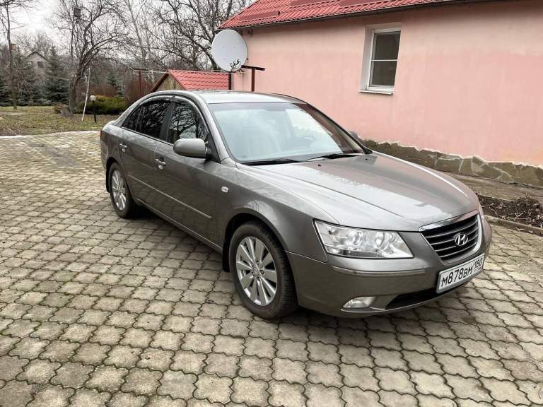 Hyundai sonata 2.4
Пробег: 197000 км
Коробка передач: автоматическая
Объём двигателя: 2359 см3
Отличный автомобиль, не требующий вложений.
Автомобиль в максимальной комплектации, кожаный песочный салон в отличном состоянии, климат-контроль, электрорегулировка сидений, качественная музыка и т. Д.
В комплекте зимняя и летня резина, зимние и летние коврики.
На авто установлен новый (не контрактный) двигатель (официально зарегистрирован) на 191000 пробега, на старом двигателе провернуло один вкладыш в остальном он в идеальном состоянии также отдам вместе с авто.
Ходовая перебрана все расходники заменены, масло в коробке как и в двигателе полностью заменено на 191000 и повторно в двигателе на 192000 после обкатки.
Коробка работает идеально, без толчков пинков и посторонних шумов.
Машина последние 8 лет была в одной семье, до этого с 14 по 16 год стояла без эксплуатации в гараже.
Кузов в родной краске за исключением задних крыльев, дно в антикоррозийной обработке. В общем авто великолепное, продажа связана с приобретением нового автомобиля.
+79499474902 - фотография - 4
