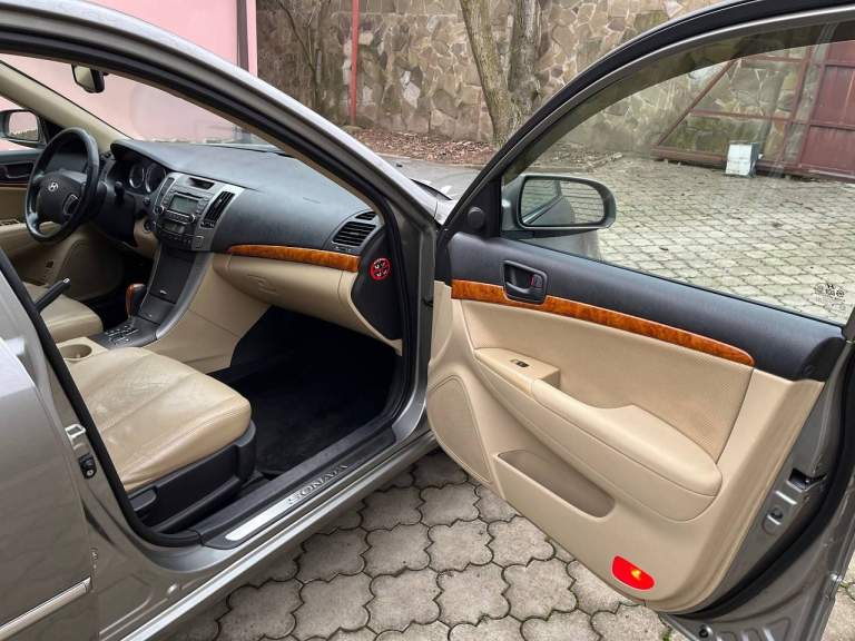 Hyundai sonata 2.4
Пробег: 197000 км
Коробка передач: автоматическая
Объём двигателя: 2359 см3
Отличный автомобиль, не требующий вложений.
Автомобиль в максимальной комплектации, кожаный песочный салон в отличном состоянии, климат-контроль, электрорегулировка сидений, качественная музыка и т. Д.
В комплекте зимняя и летня резина, зимние и летние коврики.
На авто установлен новый (не контрактный) двигатель (официально зарегистрирован) на 191000 пробега, на старом двигателе провернуло один вкладыш в остальном он в идеальном состоянии также отдам вместе с авто.
Ходовая перебрана все расходники заменены, масло в коробке как и в двигателе полностью заменено на 191000 и повторно в двигателе на 192000 после обкатки.
Коробка работает идеально, без толчков пинков и посторонних шумов.
Машина последние 8 лет была в одной семье, до этого с 14 по 16 год стояла без эксплуатации в гараже.
Кузов в родной краске за исключением задних крыльев, дно в антикоррозийной обработке. В общем авто великолепное, продажа связана с приобретением нового автомобиля.
+79499474902 - фотография - 13
