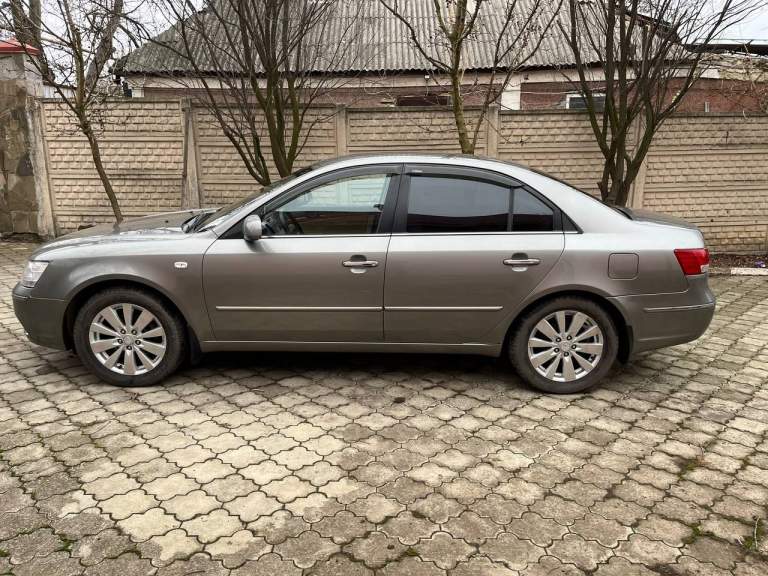 Hyundai sonata 2.4
Пробег: 197000 км
Коробка передач: автоматическая
Объём двигателя: 2359 см3
Отличный автомобиль, не требующий вложений.
Автомобиль в максимальной комплектации, кожаный песочный салон в отличном состоянии, климат-контроль, электрорегулировка сидений, качественная музыка и т. Д.
В комплекте зимняя и летня резина, зимние и летние коврики.
На авто установлен новый (не контрактный) двигатель (официально зарегистрирован) на 191000 пробега, на старом двигателе провернуло один вкладыш в остальном он в идеальном состоянии также отдам вместе с авто.
Ходовая перебрана все расходники заменены, масло в коробке как и в двигателе полностью заменено на 191000 и повторно в двигателе на 192000 после обкатки.
Коробка работает идеально, без толчков пинков и посторонних шумов.
Машина последние 8 лет была в одной семье, до этого с 14 по 16 год стояла без эксплуатации в гараже.
Кузов в родной краске за исключением задних крыльев, дно в антикоррозийной обработке. В общем авто великолепное, продажа связана с приобретением нового автомобиля.
+79499474902 - фотография - 19