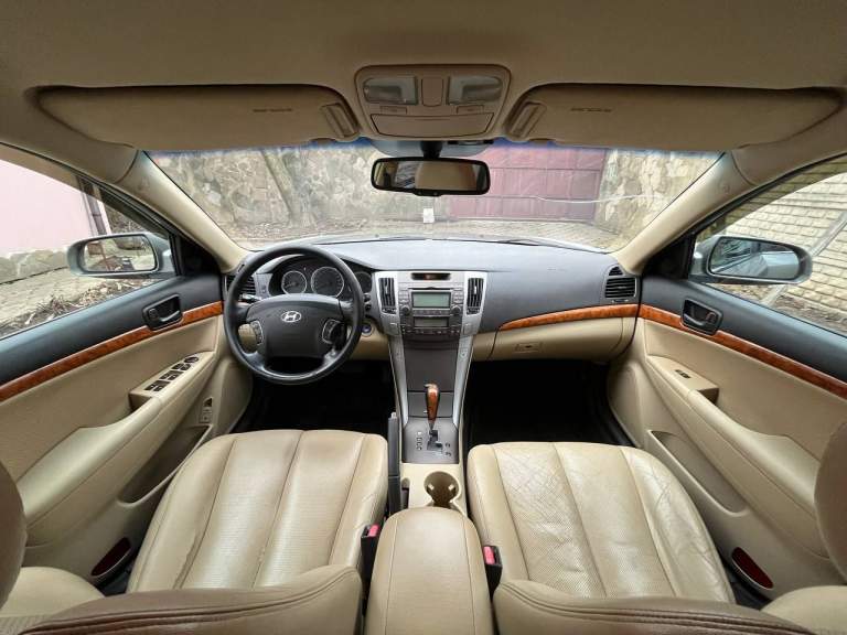 Hyundai sonata 2.4
Пробег: 197000 км
Коробка передач: автоматическая
Объём двигателя: 2359 см3
Отличный автомобиль, не требующий вложений.
Автомобиль в максимальной комплектации, кожаный песочный салон в отличном состоянии, климат-контроль, электрорегулировка сидений, качественная музыка и т. Д.
В комплекте зимняя и летня резина, зимние и летние коврики.
На авто установлен новый (не контрактный) двигатель (официально зарегистрирован) на 191000 пробега, на старом двигателе провернуло один вкладыш в остальном он в идеальном состоянии также отдам вместе с авто.
Ходовая перебрана все расходники заменены, масло в коробке как и в двигателе полностью заменено на 191000 и повторно в двигателе на 192000 после обкатки.
Коробка работает идеально, без толчков пинков и посторонних шумов.
Машина последние 8 лет была в одной семье, до этого с 14 по 16 год стояла без эксплуатации в гараже.
Кузов в родной краске за исключением задних крыльев, дно в антикоррозийной обработке. В общем авто великолепное, продажа связана с приобретением нового автомобиля.
+79499474902 - фотография - 11