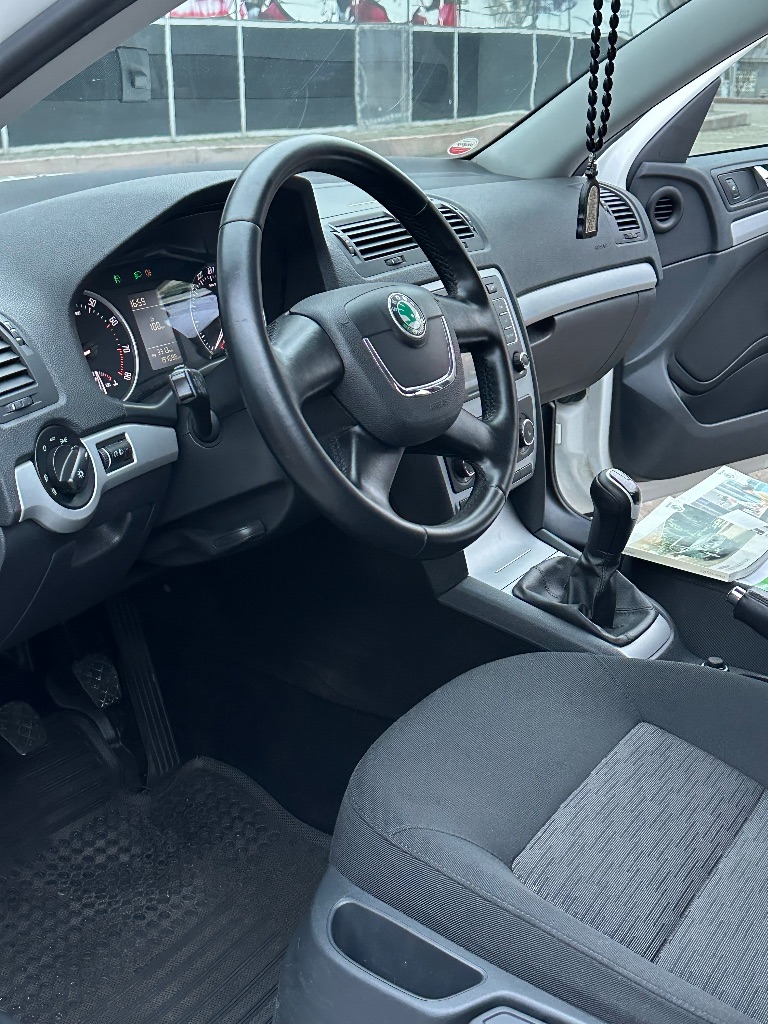 К вашему вниманию! +79493872669
Skoda octavia a5 2012 года обьем 1.8tsi коробка механика 6ст пробег родной 195т
Автомобиль без дтп в заводском окрасе не одна деталь не крашеная 100%
Полностью обслужена, масла фильтра колодки передние соленблоки задние косточки.
Кузов повторюсь в заводском окрасе 100%
Мотор работает идеально, без каких либо нюансов.
Коробка механика 6ст работает идеально.
Турбина обслужена, дует как нужно.
Салон чистый ухоженный без каких либо запахов и нюансов.
Достойная комплектация: акустика bolero. Двух зонный климат контроль. Подогрев сидений. Подогрев зеркал. Авто свет. Авто дождь. Полный электро пакет. Партроники. Туманки свет достойный. Центральный замок. Новая зимняя резина. И многое другое.
Автомобиль для тех кто ищет идеальную шкоду! Кто не верит можете сами убедиться.
Любое ваше сто без проблем!
Цена 1.265.000₽+ торг)
+79493872669 Звонить в любое время. - фотография - 19