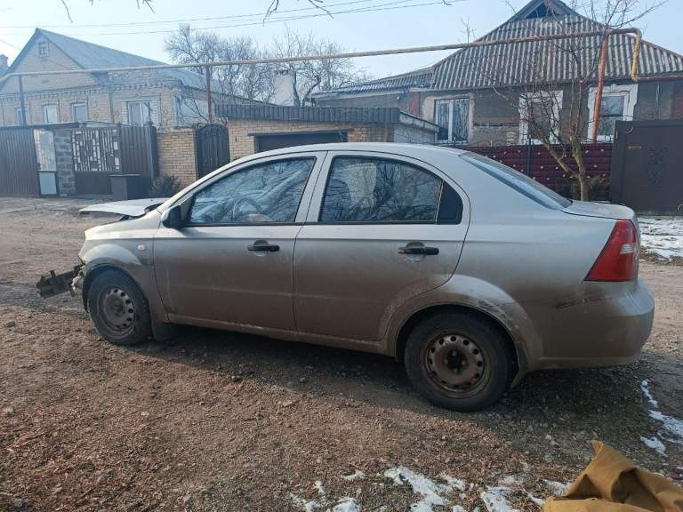 Продам личный автомобиль шевролет авео 2007 года 1.5, пробег 212000, который попал в дтп. Цена: 190000₽, разумный торг.
Машина не на ходу, но двигатель работает исправно. Я не имею возможности и времени заниматься восстановлением авто, поэтому готова рассмотреть предложения о продаже под разбор или восстановление.
Салон автомобиля в хорошем состоянии, центральный замок функционирует, как и электростеклоподъёмники. Также есть подогрев зеркал.
Разумный торг при реальной сделке. Если вас заинтересовало моё предложение, свяжитесь со мной для обсуждения деталей. - фотография - 2