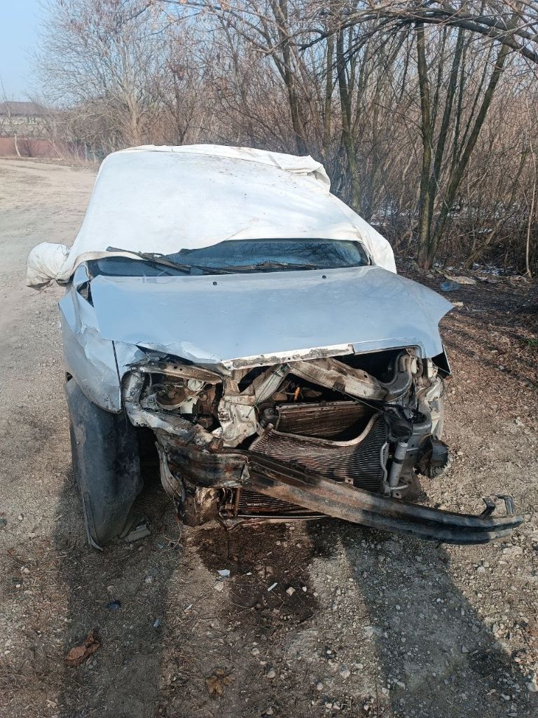 Продам личный автомобиль шевролет авео 2007 года 1.5, пробег 212000, который попал в дтп. Цена: 190000₽, разумный торг.
Машина не на ходу, но двигатель работает исправно. Я не имею возможности и времени заниматься восстановлением авто, поэтому готова рассмотреть предложения о продаже под разбор или восстановление.
Салон автомобиля в хорошем состоянии, центральный замок функционирует, как и электростеклоподъёмники. Также есть подогрев зеркал.
Разумный торг при реальной сделке. Если вас заинтересовало моё предложение, свяжитесь со мной для обсуждения деталей. - фотография - 1