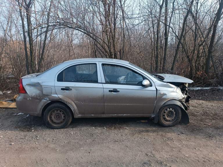 Продам личный автомобиль шевролет авео 2007 года 1.5, пробег 212000, который попал в дтп. Цена: 190000₽, разумный торг.
Машина не на ходу, но двигатель работает исправно. Я не имею возможности и времени заниматься восстановлением авто, поэтому готова рассмотреть предложения о продаже под разбор или восстановление.
Салон автомобиля в хорошем состоянии, центральный замок функционирует, как и электростеклоподъёмники. Также есть подогрев зеркал.
Разумный торг при реальной сделке. Если вас заинтересовало моё предложение, свяжитесь со мной для обсуждения деталей. - фотография - 3