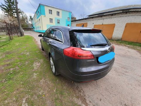 Срочно продам машину. Opel insignia фары доварачивают в повороты два режима езды эко спорт климат2х зонный круиз интернет, подогрев сидений стекла - фотография - 2
