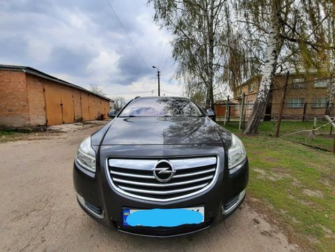 Срочно продам машину. Opel insignia фары доварачивают в повороты два режима езды эко спорт климат2х зонный круиз интернет, подогрев сидений стекла - фотография - 1