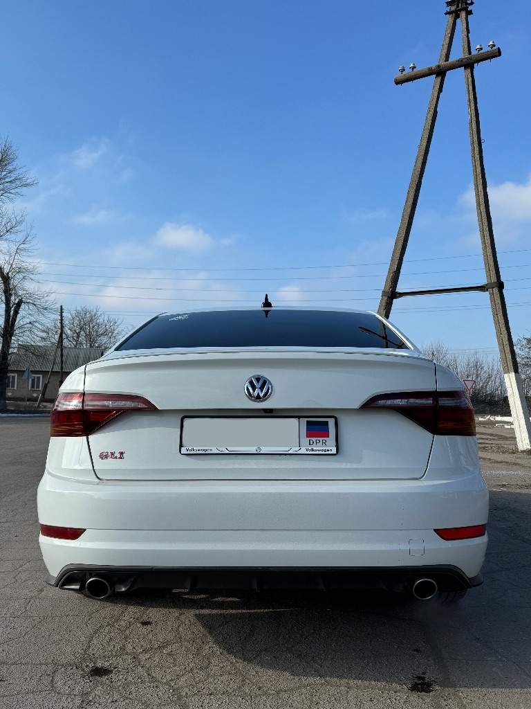 Продам volkswagen getta gli 🚀
Год выпуска:2019
Пробег:24.400км
Двигатель: 2.0т бензин

Автомобиль в родном окрасе! С родным пробегом!
Бесключевой доступ, старт/стоп, дистанционный запуск с ключа. Двух-зонный климат контроль подогрев и вентиляция сидений, электропривод сидений с автопамятью.
Слепые зоны, датчик света, датчик дождя.
Carplay, камера заднего вида, атмосферная подсветка салона, беспроводная зарядка.

Подушки безопасности на месте, все стекла родные.

Есть 2 комплект резины на дисках зима !
Цена:2 750.000 торг возле авто!
Тел:+7 949 310 2594 - фотография - 4