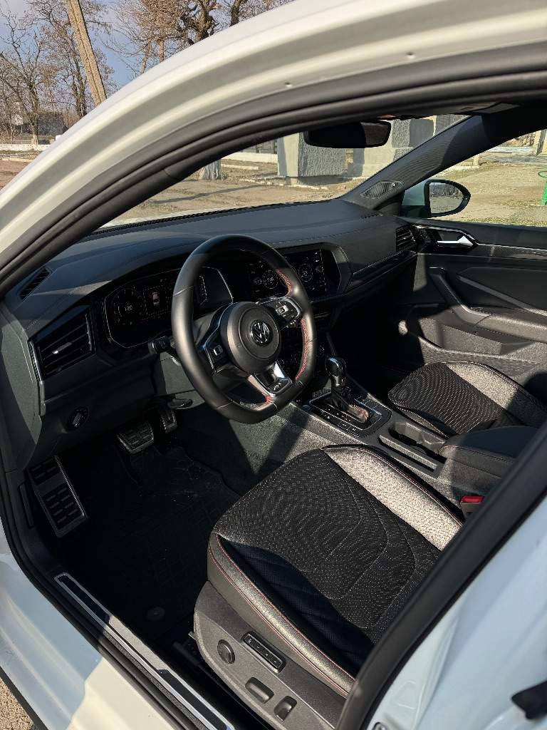 Продам volkswagen getta gli 🚀
Год выпуска:2019
Пробег:24.400км
Двигатель: 2.0т бензин

Автомобиль в родном окрасе! С родным пробегом!
Бесключевой доступ, старт/стоп, дистанционный запуск с ключа. Двух-зонный климат контроль подогрев и вентиляция сидений, электропривод сидений с автопамятью.
Слепые зоны, датчик света, датчик дождя.
Carplay, камера заднего вида, атмосферная подсветка салона, беспроводная зарядка.

Подушки безопасности на месте, все стекла родные.

Есть 2 комплект резины на дисках зима !
Цена:2 750.000 торг возле авто!
Тел:+7 949 310 2594 - фотография - 7
