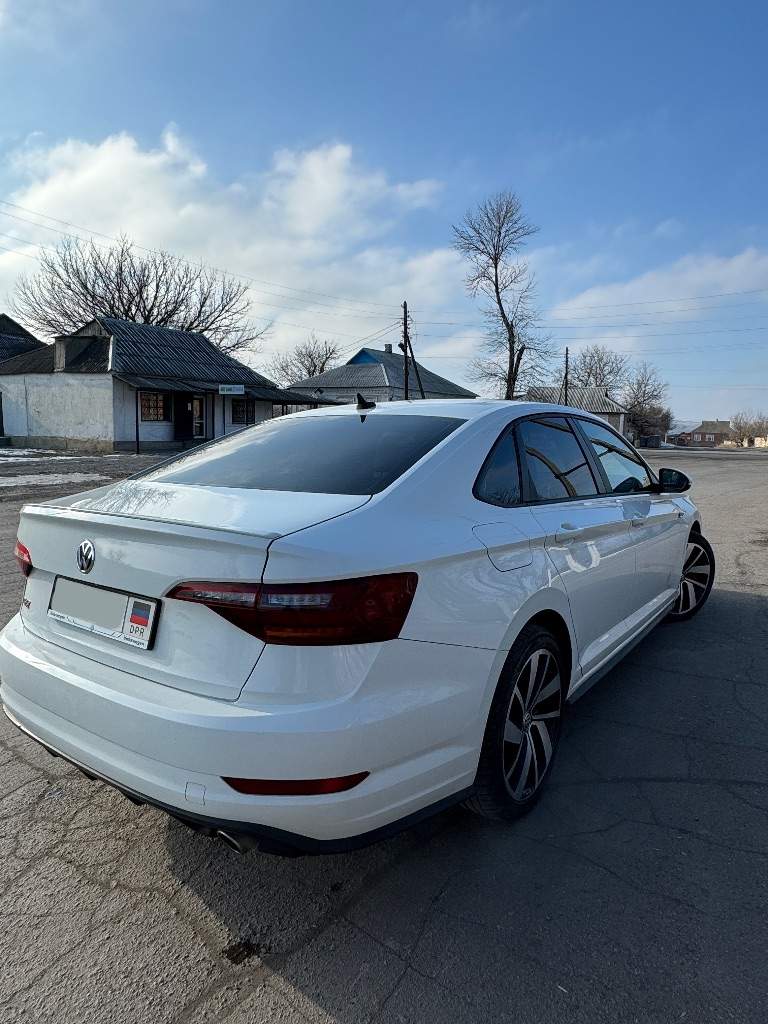 Продам volkswagen getta gli 🚀
Год выпуска:2019
Пробег:24.400км
Двигатель: 2.0т бензин

Автомобиль в родном окрасе! С родным пробегом!
Бесключевой доступ, старт/стоп, дистанционный запуск с ключа. Двух-зонный климат контроль подогрев и вентиляция сидений, электропривод сидений с автопамятью.
Слепые зоны, датчик света, датчик дождя.
Carplay, камера заднего вида, атмосферная подсветка салона, беспроводная зарядка.

Подушки безопасности на месте, все стекла родные.

Есть 2 комплект резины на дисках зима !
Цена:2 750.000 торг возле авто!
Тел:+7 949 310 2594 - фотография - 3