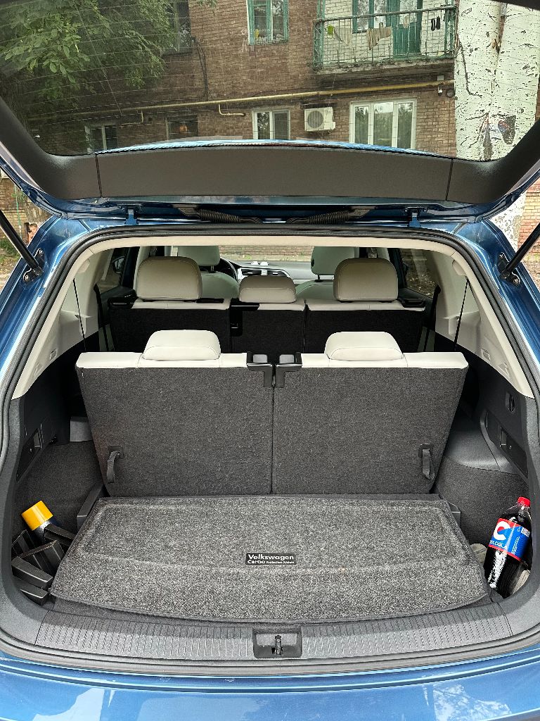Volkswagen tiguan allspace,10 мес 2017г
Пригнан из сша. Удар минимальный. Профессионально восстановлен. Отличное состояние, кожаный салон, 7мест.
Большой монитор с bluetooth, carplay
Бесключевой доступ, мультируль
Камера заднего вида,
Ассистент слепых зон,
Двухзонный климат-контроль
Подогрев сидений
Ассистент движения задним ходом,
Радар с переди контроль дистанции,
Адаптивный круиз контроль,
Датчик света, датчик дождя,
Система старт -стоп,
Низкий расход топлива,
Акпп aisin 8ст.
Честный пробег 100000
С продажей не тороплюсь.
2,8Млн (торг у капота) - фотография - 6