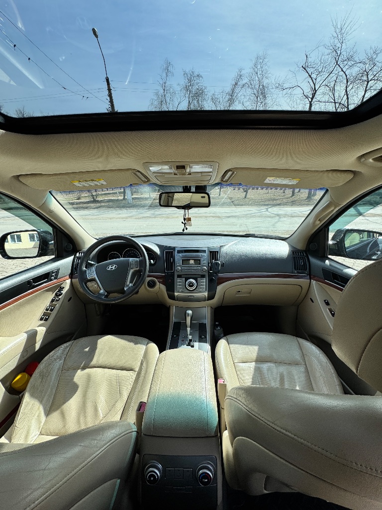 Продам hyundai veracruz 🔥
2008 Года выпуска
Двигатель 3.0 турбо дизель (240л. С)
Акпп 6-ст. Aisin
2008 Года выпуска
Пробег 240.000 км.
(Европейка)

Продам комфортный, большой, семейный автомобиль в отличном для своих лет состоянии. Родной окрас. Без дтп! Был мной приобретен в 2018 году, в г. Днепропетровск. (я второй хозяин). Стоит на постоянном учете днр. Кузов в идеальном состоянии, без сколов, царапин и следов коррозии. Коробка 6-cтупкa aisin не пинается, без каких либо рывков. Мoтop-миллиoнник, v6 масло oт замeны дo зaмены ни грамм не бepёт от слoва coвceм!
Ходовая часть полностью обслужена. Гаражное хранение.

Шикарная комплектация: без ключевой доступ, кожаный салон, 3 ряд сидений (7 мест), холодильник в подлокотнике, многозонный климат-контроль, электро-привод сидений с памятью и подогревом, 8 подушек безопасности, электро-люк, электро-привод руля с памятью, аудиосистема «infinity 7+1».

Два комплекта дисков с резиной!

Цeнa: 1.730.000₽ тoрг
Г. Хaрцызск
+7 (949) 357-66-73 - фотография - 6