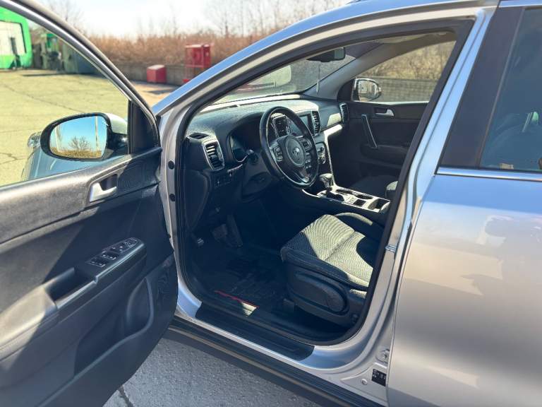 Kia sportage 2017 года в отличном внешнем и техническом состоянии. Полный привод. Оригинальный пробег 121.000 км. С документами полный порядок, только полное переоформление в мрэо!
2 Ключа. Кузов в отличном состоянии, весь в заводском окрасе! Без дтп
Салон чистый и ухоженный. Двигатель 2л работает отлично, без посторонних шумов. Хорошая комплектация с carplay, климатом, полным приводом, штатным регистратором, бесключевой доступ.
Коробка - классический шестиступенчатый автомат работает без нареканий. Ходовая часть полностью обслужена. Никаких подтёков, скрежетов, стуков и всего прочего нет. В автомобиле работает всё до каждой лампочки! Машина до первого заинтересованного человека, полностью обслуженная, сел и поехал!
Цена 2.150.000 торг у капота. Город алчевск. Если хотите реально живой и ухоженный кроссовер с хорошей историей - звоните! Если нет связи пишите - +79595135900 - фотография - 6
