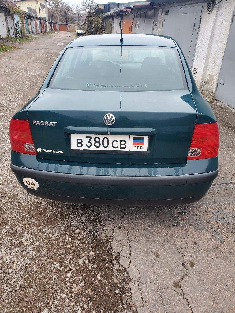 Продам автомобиль volkswagen passat, цвет зеленый, 1997г. В. , объем двигателя 1.6, коробка автомат, пробег 95000, пробег реальный, машина длительного хранения в гараже. В 2000 году был пригнан из германии, здесь ездил только 1 хозяин. Машина в хорошем состоянии, все работает. Кондиционер, стеклоподъёмники есть. Новый аккумулятор, красивые диски. Цена 420000 рублей. Машина находится в донецке. Торг с реальным покупателем. Телефоны для связи +7 949 405-58-03; + 7 978 105-49-55. - фотография - 8