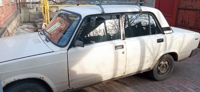 Продаю ваз 2107 1994 г. В. Пробег - 105 тыс. Км. , один хозяин. Автомобиль хранился в гараже и использовался по маршруту квартира - дача ( в пределах города донецка). Автомобиль в хорошем состоянии, днище целое, по корпусу есть небольшие рыжики. Установлен фаркоп и гбо ( газ официально зарегистрирован). Комплект зимней и летней резины. Совершенно новый аккумулятор. Цена - 100 тыс. Руб. Тел. +79494149684 - фотография - 2