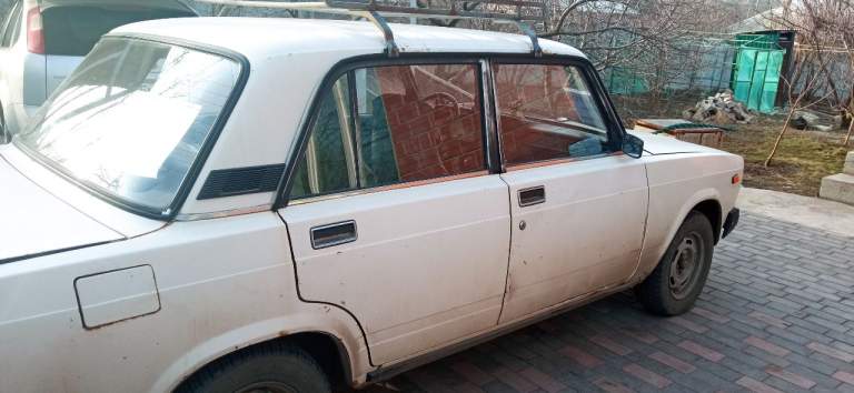 Продаю ваз 2107 1994 г. В. Пробег - 105 тыс. Км. , один хозяин. Автомобиль хранился в гараже и использовался по маршруту квартира - дача ( в пределах города донецка). Автомобиль в хорошем состоянии, днище целое, по корпусу есть небольшие рыжики. Установлен фаркоп и гбо ( газ официально зарегистрирован). Комплект зимней и летней резины. Совершенно новый аккумулятор. Цена - 100 тыс. Руб. Тел. +79494149684 - фотография - 6