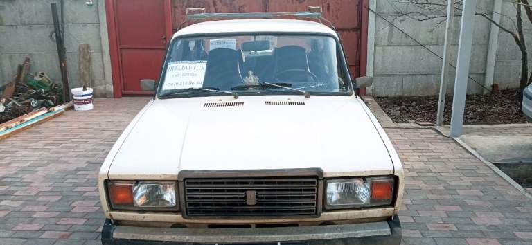 Продаю ваз 2107 1994 г. В. Пробег - 105 тыс. Км. , один хозяин. Автомобиль хранился в гараже и использовался по маршруту квартира - дача ( в пределах города донецка). Автомобиль в хорошем состоянии, днище целое, по корпусу есть небольшие рыжики. Установлен фаркоп и гбо ( газ официально зарегистрирован). Комплект зимней и летней резины. Совершенно новый аккумулятор. Цена - 100 тыс. Руб. Тел. +79494149684 - фотография - 1