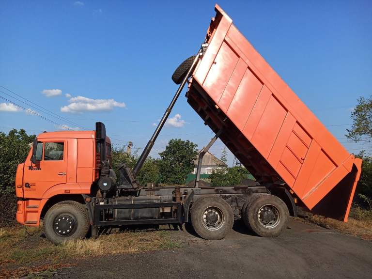 Продается камаз 6520 (евро 2), 2008 г. 🚛🔥

📌 Основные характеристики:
✅ Год выпуска: 2008
✅ Двигатель: дизель с турбонаддувом, 11.76 л, 320 л. С.
✅ Кп: zf, механическая, шестнадцатиступенчатая
✅ Топливная аппаратура: bosch
✅ Пробег: 70 000 км (реальный)
✅ Кузов: самосвал
✅ Грузоподъемность автомобиля, кг: 20000
✅ Цвет: оранжевый
✅ Состояние: отличное

🚜 Описание:
Продается надежный и мощный самосвал камаз 6520 в отличном техническом состоянии. Машина полностью исправна, вложений не требует. Обслуживалась вовремя, использовалась бережно, не перегружалась. Отличный вариант для строительных и грузоперевозочных работ.

🔧 Двигатель работает ровно, не дымит, коробка переключается плавно, ходовая без нареканий. Кабина ухоженная, в салоне чисто и комфортно. Кузов без повреждений, гидравлика работает отлично.

📍 Автомобиль готов к работе без дополнительных вложений.

📞 Звоните, отвечу на все вопросы! Возможен торг при осмотре. 🚛
+79592045242 Евгений - фотография - 2