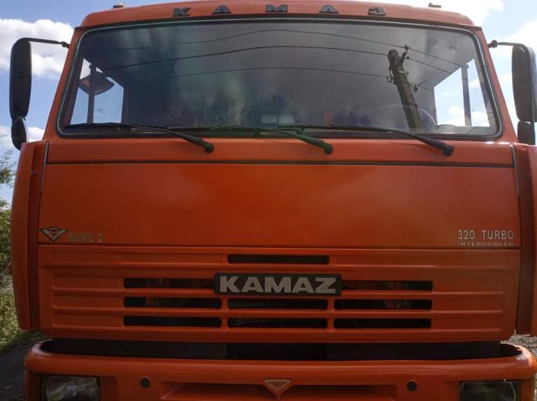 Продается камаз 6520 (евро 2), 2008 г. 🚛🔥

📌 Основные характеристики:
✅ Год выпуска: 2008
✅ Двигатель: дизель с турбонаддувом, 11.76 л, 320 л. С.
✅ Кп: zf, механическая, шестнадцатиступенчатая
✅ Топливная аппаратура: bosch
✅ Пробег: 70 000 км (реальный)
✅ Кузов: самосвал
✅ Грузоподъемность автомобиля, кг: 20000
✅ Цвет: оранжевый
✅ Состояние: отличное

🚜 Описание:
Продается надежный и мощный самосвал камаз 6520 в отличном техническом состоянии. Машина полностью исправна, вложений не требует. Обслуживалась вовремя, использовалась бережно, не перегружалась. Отличный вариант для строительных и грузоперевозочных работ.

🔧 Двигатель работает ровно, не дымит, коробка переключается плавно, ходовая без нареканий. Кабина ухоженная, в салоне чисто и комфортно. Кузов без повреждений, гидравлика работает отлично.

📍 Автомобиль готов к работе без дополнительных вложений.

📞 Звоните, отвечу на все вопросы! Возможен торг при осмотре. 🚛
+79592045242 Евгений - фотография - 5