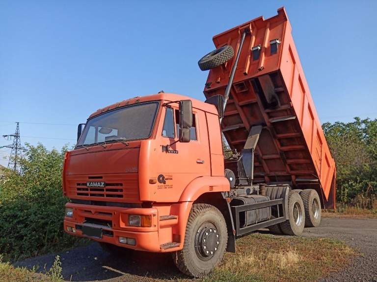 Продается камаз 6520 (евро 2), 2008 г. 🚛🔥

📌 Основные характеристики:
✅ Год выпуска: 2008
✅ Двигатель: дизель с турбонаддувом, 11.76 л, 320 л. С.
✅ Кп: zf, механическая, шестнадцатиступенчатая
✅ Топливная аппаратура: bosch
✅ Пробег: 70 000 км (реальный)
✅ Кузов: самосвал
✅ Грузоподъемность автомобиля, кг: 20000
✅ Цвет: оранжевый
✅ Состояние: отличное

🚜 Описание:
Продается надежный и мощный самосвал камаз 6520 в отличном техническом состоянии. Машина полностью исправна, вложений не требует. Обслуживалась вовремя, использовалась бережно, не перегружалась. Отличный вариант для строительных и грузоперевозочных работ.

🔧 Двигатель работает ровно, не дымит, коробка переключается плавно, ходовая без нареканий. Кабина ухоженная, в салоне чисто и комфортно. Кузов без повреждений, гидравлика работает отлично.

📍 Автомобиль готов к работе без дополнительных вложений.

📞 Звоните, отвечу на все вопросы! Возможен торг при осмотре. 🚛
+79592045242 Евгений - фотография - 1
