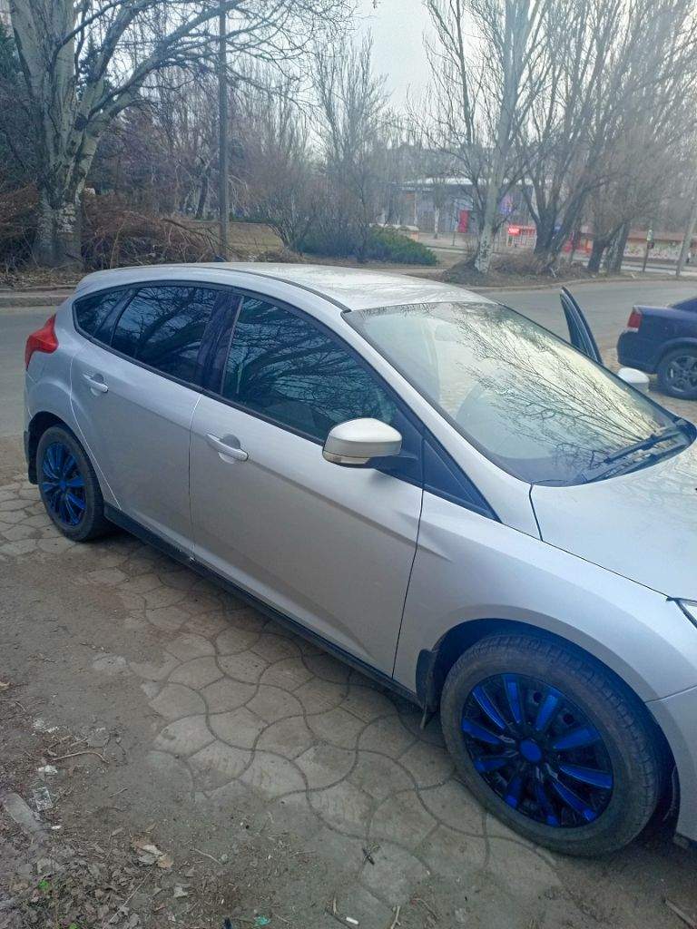 Продам форд фокус 3 2011 год механика, машина на полном ходу вложений не требует, не гудит не шумит, ездит плавно два комплекта колёс, кому интересно всё по телефону +79494982566 цена 650к - фотография - 1