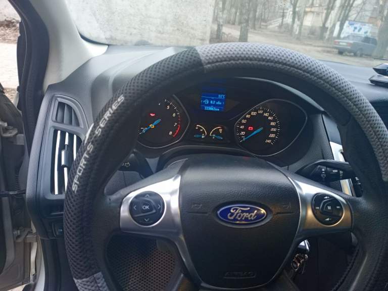 Продам форд фокус 3 2011 год механика, машина на полном ходу вложений не требует, не гудит не шумит, ездит плавно два комплекта колёс, кому интересно всё по телефону +79494982566 цена 650к - фотография - 4