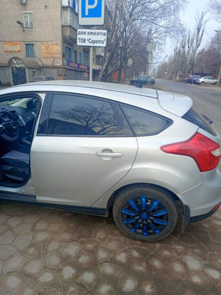 Продам форд фокус 3 2011 год механика, машина на полном ходу вложений не требует, не гудит не шумит, ездит плавно два комплекта колёс, кому интересно всё по телефону +79494982566 цена 650к - фотография - 3