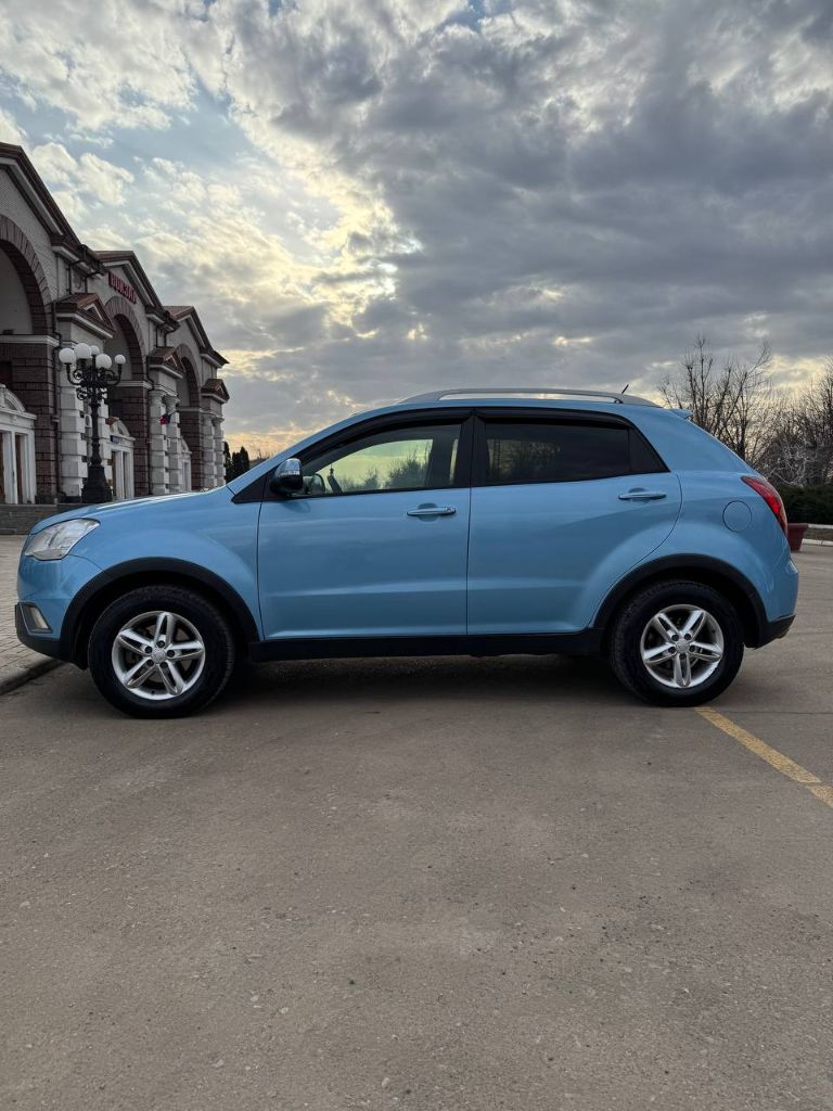 В продаже надежный корейский паркетник ssang yong korando 2011 года выпуска, мотор 2.0 турбо-дизель на коробке автомат 6-ти ступенчатой и полном приводе! Как ✈ ✈✈ мотор и акпп работают идеально! Автомат (полностью обслужен поменяно масло в акпп) не пинает и переключает отлично!

Мотор работает отлично - тихо, масло не расходует вообще! Автомобиль в родном окрасе, частично в бронепленке, любые проверки, ни одна кузовная деталь не откручивалась от кузова! Все стекла родные включая лобовое!

В автомобиле имеется: усилитель руля, подогрев зоны дворников, подогрев заднего стекла и передних сидений, круиз контроль, климат ❄, 4 электро стеклоподъемника, электро зеркала и подогрев зеркал, блокировка дифференциала, мультируль и еще много чего для удобства!!! По ходовой ничего не стучит, едет взбито и очень бодро! Автомобиль полностью обслужен!!!

Кто ищет живого корейца, приезжайте смотрите, машина вам понравится! Я второй владелец, авто во владении 2 года!!!

Цена 850 000 также рассмотрю обмен с доплатой в обе стороны!!!
+7 949 533-20-30 - фотография - 6