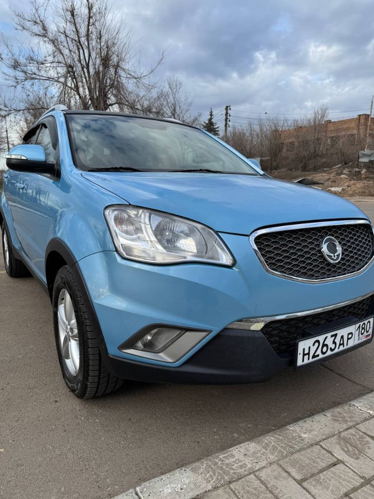 В продаже надежный корейский паркетник ssang yong korando 2011 года выпуска, мотор 2.0 турбо-дизель на коробке автомат 6-ти ступенчатой и полном приводе! Как ✈ ✈✈ мотор и акпп работают идеально! Автомат (полностью обслужен поменяно масло в акпп) не пинает и переключает отлично!

Мотор работает отлично - тихо, масло не расходует вообще! Автомобиль в родном окрасе, частично в бронепленке, любые проверки, ни одна кузовная деталь не откручивалась от кузова! Все стекла родные включая лобовое!

В автомобиле имеется: усилитель руля, подогрев зоны дворников, подогрев заднего стекла и передних сидений, круиз контроль, климат ❄, 4 электро стеклоподъемника, электро зеркала и подогрев зеркал, блокировка дифференциала, мультируль и еще много чего для удобства!!! По ходовой ничего не стучит, едет взбито и очень бодро! Автомобиль полностью обслужен!!!

Кто ищет живого корейца, приезжайте смотрите, машина вам понравится! Я второй владелец, авто во владении 2 года!!!

Цена 850 000 также рассмотрю обмен с доплатой в обе стороны!!!
+7 949 533-20-30 - фотография - 3