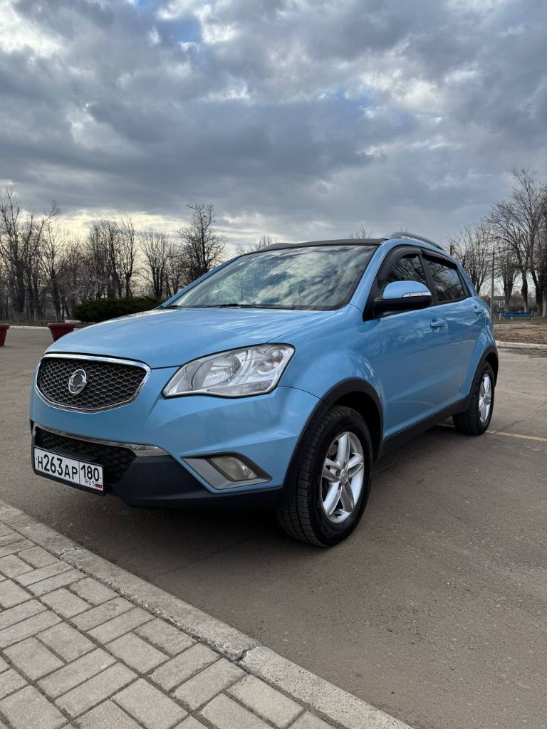 В продаже надежный корейский паркетник ssang yong korando 2011 года выпуска, мотор 2.0 турбо-дизель на коробке автомат 6-ти ступенчатой и полном приводе! Как ✈ ✈✈ мотор и акпп работают идеально! Автомат (полностью обслужен поменяно масло в акпп) не пинает и переключает отлично!

Мотор работает отлично - тихо, масло не расходует вообще! Автомобиль в родном окрасе, частично в бронепленке, любые проверки, ни одна кузовная деталь не откручивалась от кузова! Все стекла родные включая лобовое!

В автомобиле имеется: усилитель руля, подогрев зоны дворников, подогрев заднего стекла и передних сидений, круиз контроль, климат ❄, 4 электро стеклоподъемника, электро зеркала и подогрев зеркал, блокировка дифференциала, мультируль и еще много чего для удобства!!! По ходовой ничего не стучит, едет взбито и очень бодро! Автомобиль полностью обслужен!!!

Кто ищет живого корейца, приезжайте смотрите, машина вам понравится! Я второй владелец, авто во владении 2 года!!!

Цена 850 000 также рассмотрю обмен с доплатой в обе стороны!!!
+7 949 533-20-30 - фотография - 1