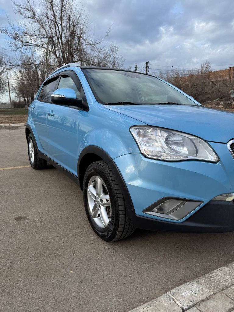 В продаже надежный корейский паркетник ssang yong korando 2011 года выпуска, мотор 2.0 турбо-дизель на коробке автомат 6-ти ступенчатой и полном приводе! Как ✈ ✈✈ мотор и акпп работают идеально! Автомат (полностью обслужен поменяно масло в акпп) не пинает и переключает отлично!

Мотор работает отлично - тихо, масло не расходует вообще! Автомобиль в родном окрасе, частично в бронепленке, любые проверки, ни одна кузовная деталь не откручивалась от кузова! Все стекла родные включая лобовое!

В автомобиле имеется: усилитель руля, подогрев зоны дворников, подогрев заднего стекла и передних сидений, круиз контроль, климат ❄, 4 электро стеклоподъемника, электро зеркала и подогрев зеркал, блокировка дифференциала, мультируль и еще много чего для удобства!!! По ходовой ничего не стучит, едет взбито и очень бодро! Автомобиль полностью обслужен!!!

Кто ищет живого корейца, приезжайте смотрите, машина вам понравится! Я второй владелец, авто во владении 2 года!!!

Цена 850 000 также рассмотрю обмен с доплатой в обе стороны!!!
+7 949 533-20-30 - фотография - 2