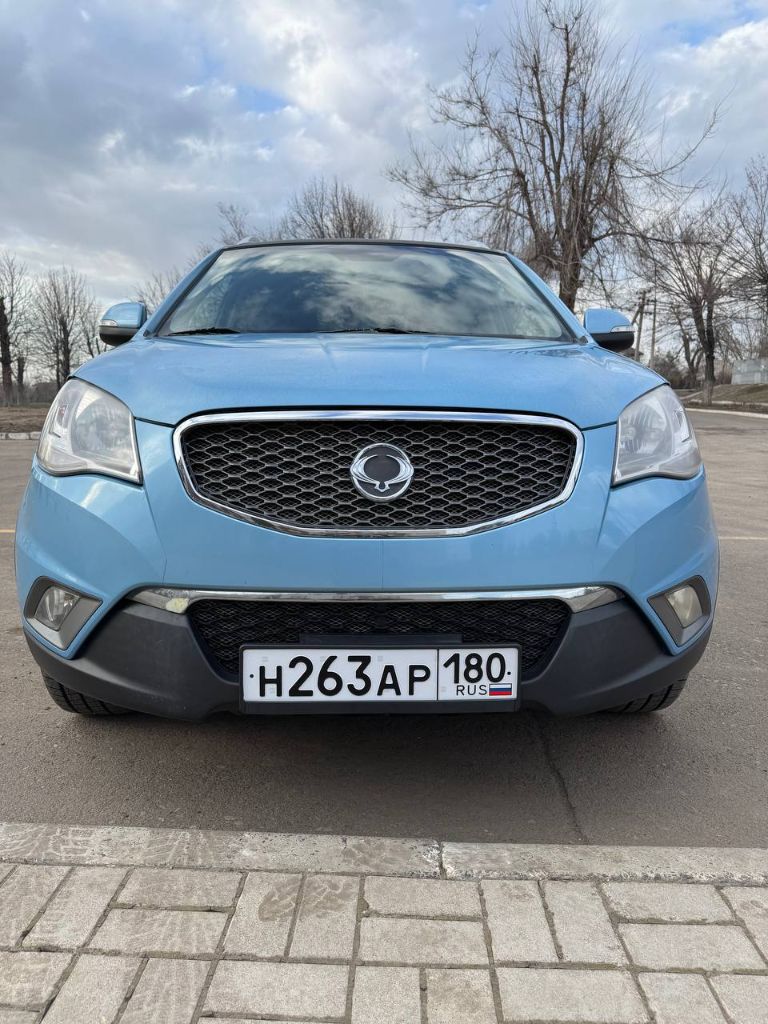 В продаже надежный корейский паркетник ssang yong korando 2011 года выпуска, мотор 2.0 турбо-дизель на коробке автомат 6-ти ступенчатой и полном приводе! Как ✈ ✈✈ мотор и акпп работают идеально! Автомат (полностью обслужен поменяно масло в акпп) не пинает и переключает отлично!

Мотор работает отлично - тихо, масло не расходует вообще! Автомобиль в родном окрасе, частично в бронепленке, любые проверки, ни одна кузовная деталь не откручивалась от кузова! Все стекла родные включая лобовое!

В автомобиле имеется: усилитель руля, подогрев зоны дворников, подогрев заднего стекла и передних сидений, круиз контроль, климат ❄, 4 электро стеклоподъемника, электро зеркала и подогрев зеркал, блокировка дифференциала, мультируль и еще много чего для удобства!!! По ходовой ничего не стучит, едет взбито и очень бодро! Автомобиль полностью обслужен!!!

Кто ищет живого корейца, приезжайте смотрите, машина вам понравится! Я второй владелец, авто во владении 2 года!!!

Цена 850 000 также рассмотрю обмен с доплатой в обе стороны!!!
+7 949 533-20-30 - фотография - 7
