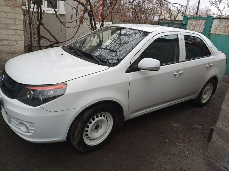 Продаю авто джили gc6 2015г 1.5л 157877км состояние хорошее комплектация комфорт 4 стеклоподьемника мультируль обогрев передних сидений обогрев заднего стекла и зеркал дисковые тормоза колеса на титанах тонировка заднего стекла и боковых задних 4 динамика двигатель и коробка на 5 видиорегистратор чехлы экокожа замена масел в коробке и двигателе все ремни грм кондиционера гура генератора замена правого шруза днище обработано и под стойками тоже стоят датчики давления в колесах установлена новая защита арок стоек два комплекта ключей в дтп не участвовала документы впорядке без запретов продаю с переоформлением осмотр авто в днр г ясиноватая ул горького 23 цена 550000 руб все вопросы по телефону или телеграмму +79493315998 - фотография - 2