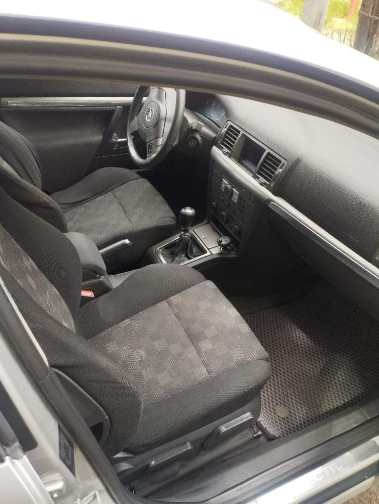 Продам автомобиль, opel vectra c, 2006 год выпуска, состояние авто очень хорошее как внешне так и технически, по кузову гнили ржавчины нету! Днище пороги в отличном состоянии! Мотор 1.8 работает отлично. Не дымит, не троит! Мкпп переключает идеально, не хрустит и не выбивает, по ходовой части обслужена! По электрике работает абсолютно все! Комплектация автомобиля. Климат контроль, круиз контроль, датчик света, датчик дождя, 4 стеклоподъемника, мульти руль, центральный замок, и много прочего для приятной езды!
По документам полный порядок, я хозяин автомобиля, штрафов арестов нету! Продажа с полным переоформлением в мрэо!420000 тысяч +торг - фотография - 2