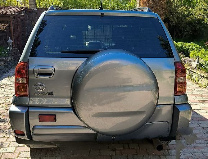 Тоyoта rav4, 2004 г. В. , объем двигателя 2,0 литра, пробег 138136 км, полный привод, коробка автомат, диски легкосплавные r16 (2 комплекта), черный кожаный салон, машина куплена у официального дилера в г. Донецк, 1 владелец с момента покупки, полностью обслужена, комплект зимней резины, в салоне не курили, в хорошем состоянии, сел и поехал. Осмотр в г. Донецк, продажа в связи с покупкой нового авто, перекупщиков не беспокоить. Цена 1100000 р. (торг у капота). +79493142555 - фотография - 8