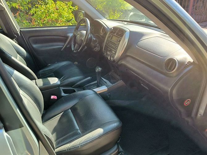 Тоyoта rav4, 2004 г. В. , объем двигателя 2,0 литра, пробег 138136 км, полный привод, коробка автомат, диски легкосплавные r16 (2 комплекта), черный кожаный салон, машина куплена у официального дилера в г. Донецк, 1 владелец с момента покупки, полностью обслужена, комплект зимней резины, в салоне не курили, в хорошем состоянии, сел и поехал. Осмотр в г. Донецк, продажа в связи с покупкой нового авто, перекупщиков не беспокоить. Цена 1100000 р. (торг у капота). +79493142555 - фотография - 13
