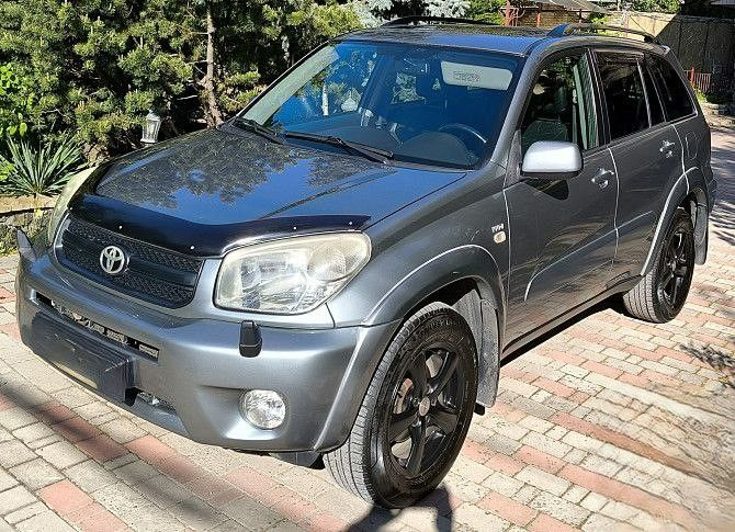 Тоyoта rav4, 2004 г. В. , объем двигателя 2,0 литра, пробег 138136 км, полный привод, коробка автомат, диски легкосплавные r16 (2 комплекта), черный кожаный салон, машина куплена у официального дилера в г. Донецк, 1 владелец с момента покупки, полностью обслужена, комплект зимней резины, в салоне не курили, в хорошем состоянии, сел и поехал. Осмотр в г. Донецк, продажа в связи с покупкой нового авто, перекупщиков не беспокоить. Цена 1100000 р. (торг у капота). +79493142555 - фотография - 11